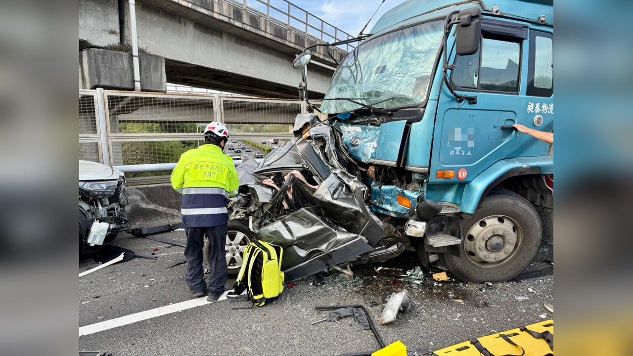 快新聞／國3嚴重車禍！大貨車連撞6小客車釀6傷　疑駕駛恍神肇事