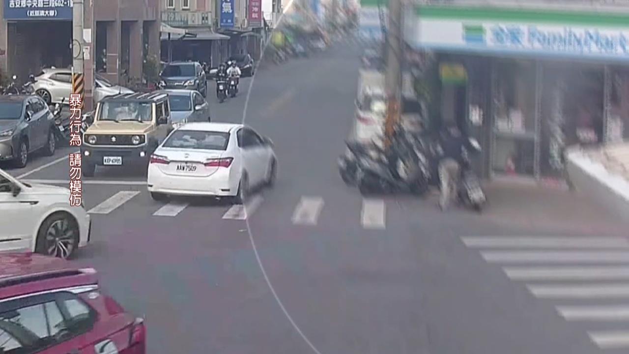 以為被嘲笑！超商前摔車爆衝突　男拿安全帽揮舞攻擊大學生