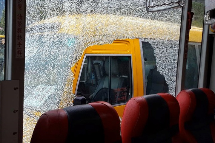 風雨太大？公車玻璃突然碎裂