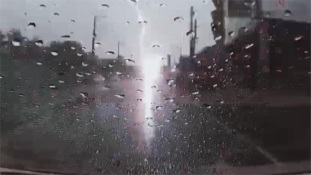 鋒面影響雨彈狂炸南台灣　道路積水成小河、閃電擊中電線釀停電