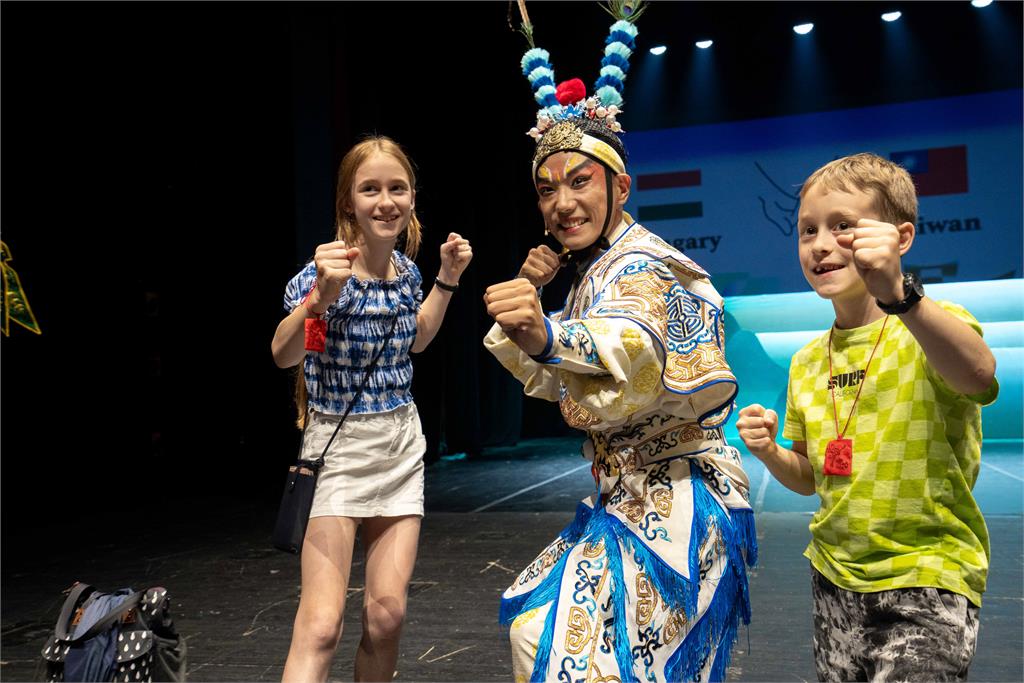 文總文化遶境為烏克難民而演 烏克蘭母女檔演奏台灣童謠表達感謝