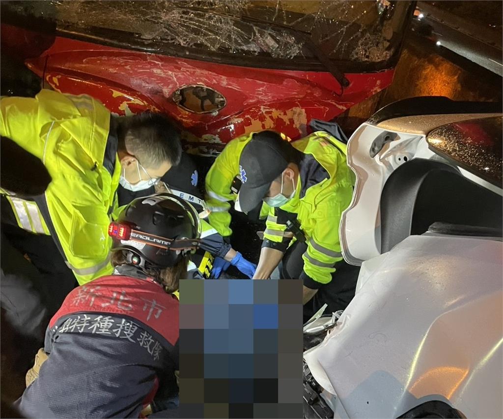 國1五楊高架4車連環撞 女駕駛下車查看遭客運撞死