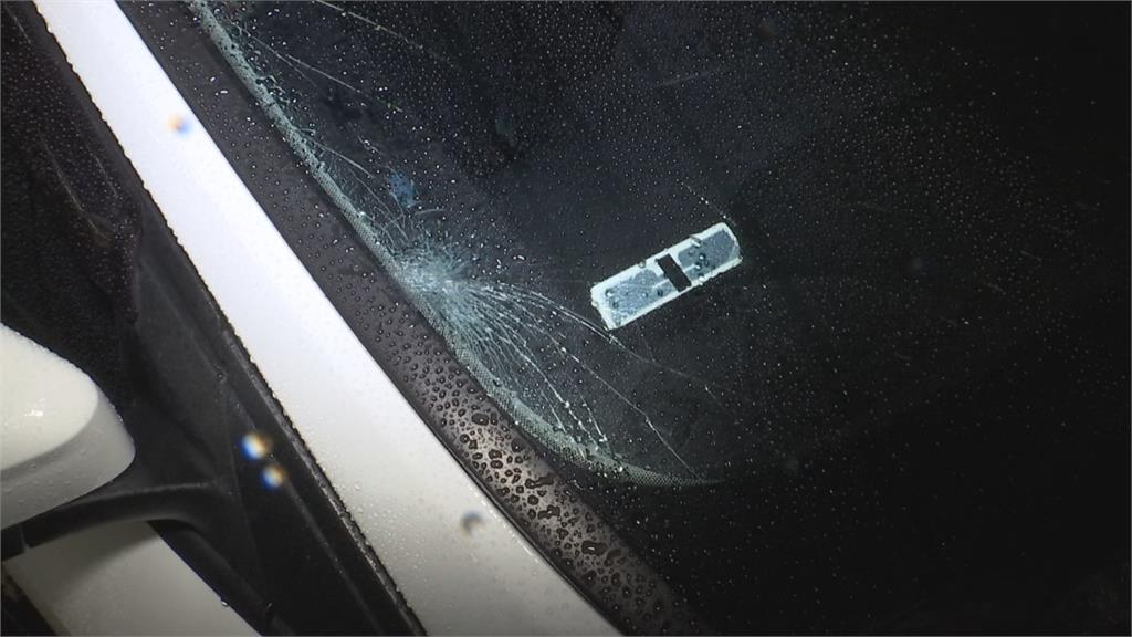 愛車停路邊疑聊天太吵　遭大樓住戶丟玻璃瓶砸2次