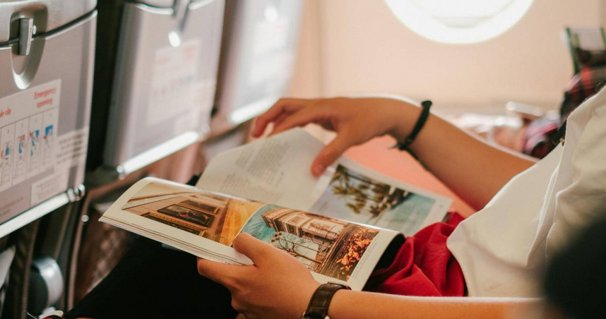 飛機上雜誌別亂翻！前空姐揭黑暗原因　「超噁畫面」曝光