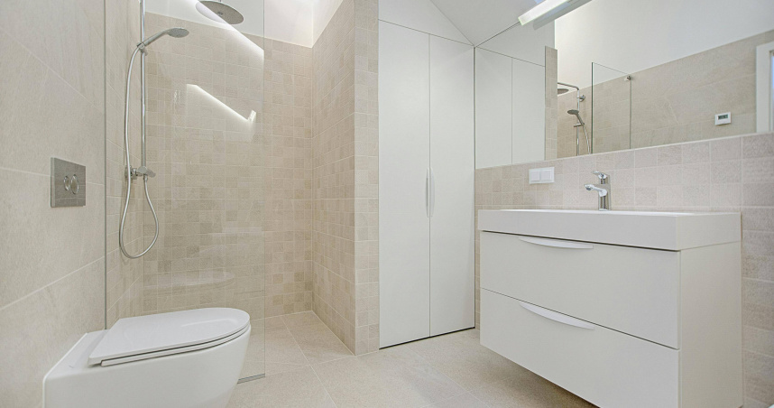 住豪宅如廁竟要「全家上完才能沖」!婆婆稱祖傳規矩 她臭到崩潰求救