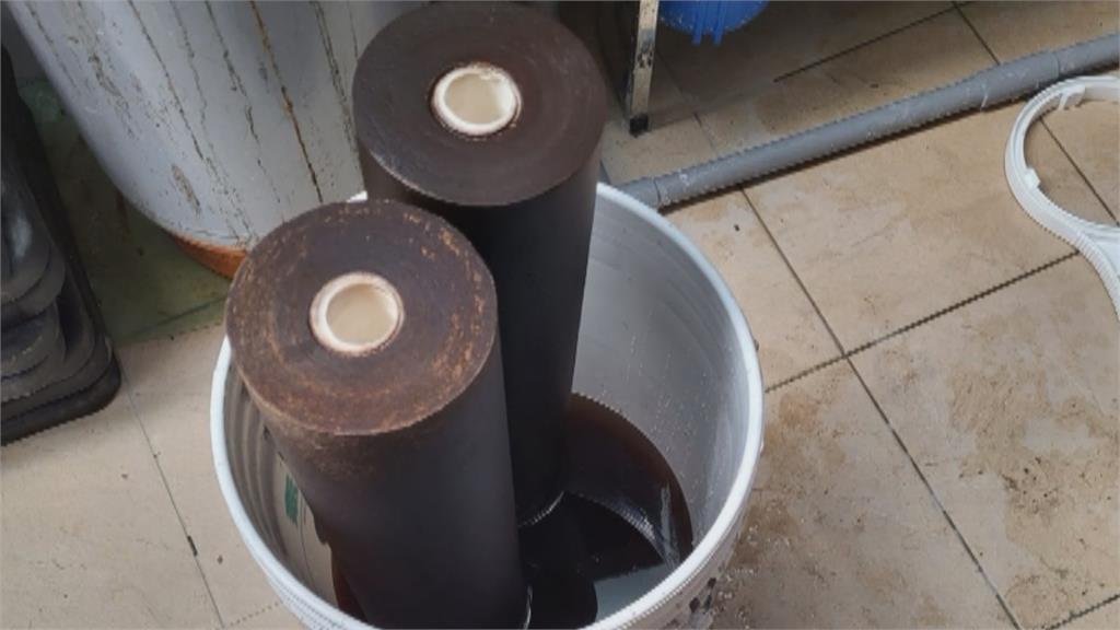 驚嚇！淨水器濾心變「巧克力棒」　附著物油亮亮