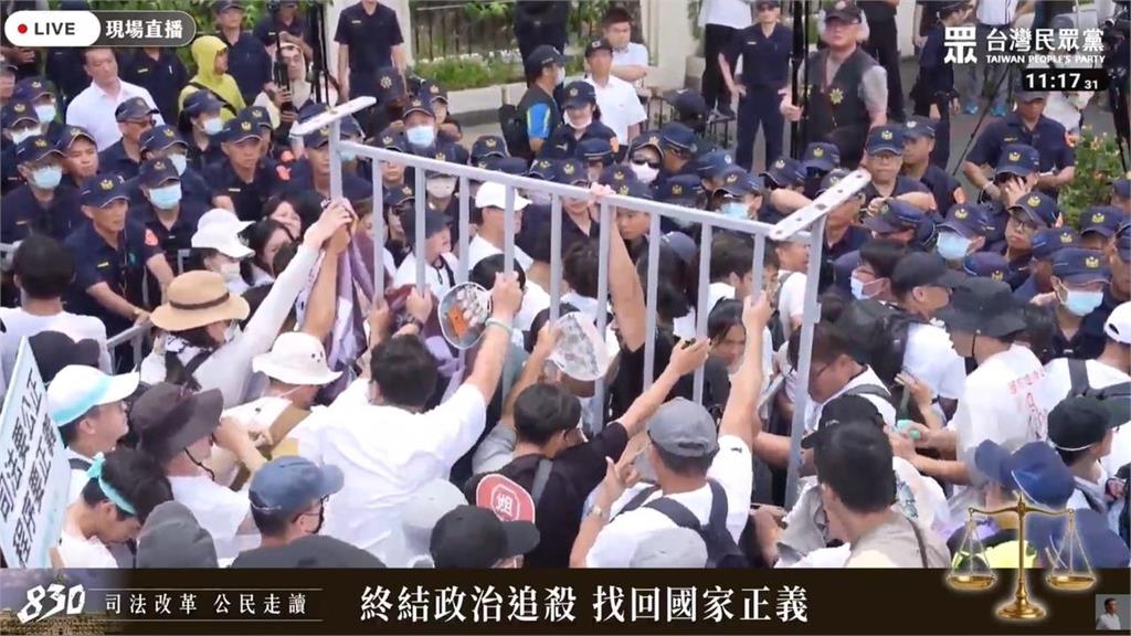 快新聞/第二波衝突爆發!小草再度展開推擠 2女意圖翻越柵欄遭阻止