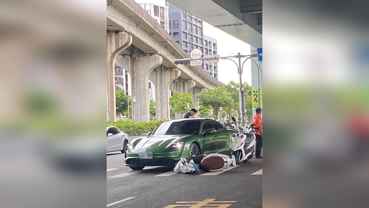 快新聞／機車提前直行左轉撞上市價400萬保時捷「蛙王」慘了　網建議「投保超額險」
