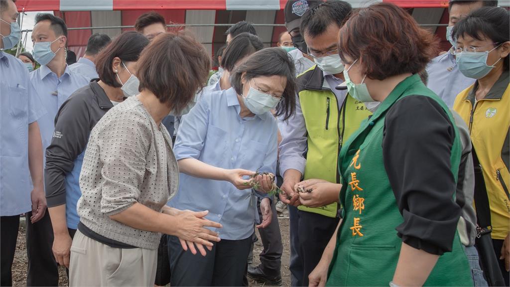 快新聞／親自前往雲林嘉義了解農損情況　蔡英文：政府會跟大家站在一起