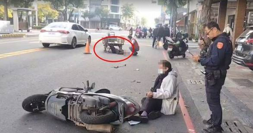 高雄男低頭滑手機煞不及！　86歲嬤慘被撞飛路中央躺不起