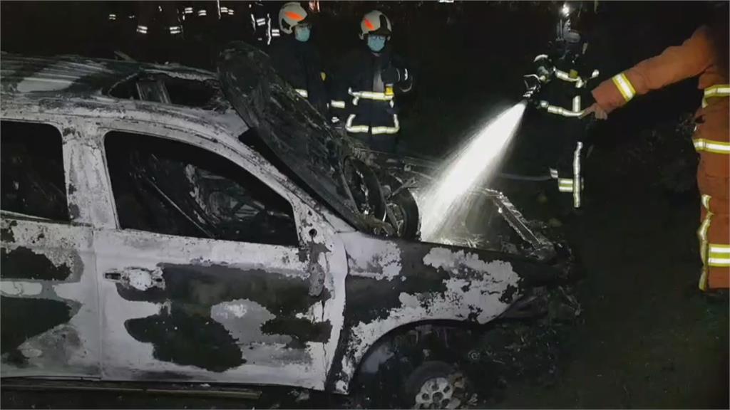 夜遊闖林口水牛坑陷泥地　狂催油門起火「休旅車變廢鐵」