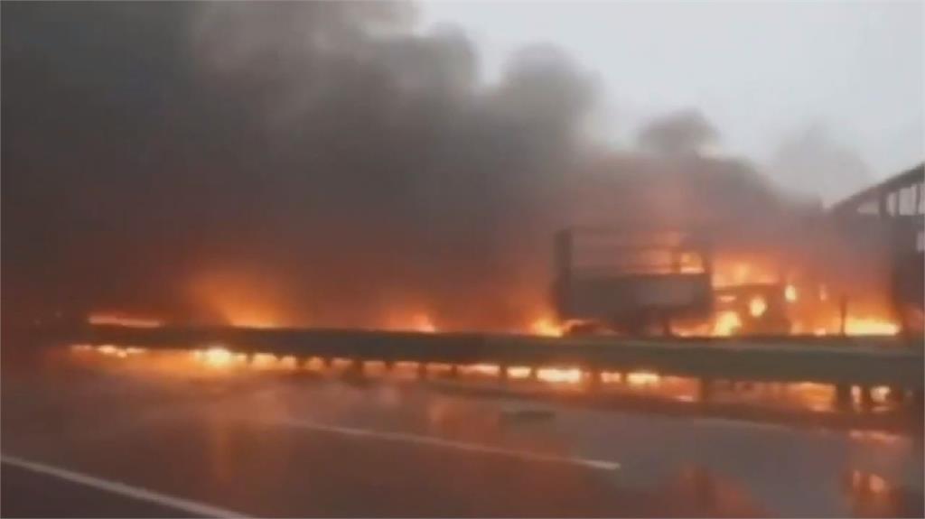 中國包茂高速陝西路段４３車連環撞　至少３死６傷　