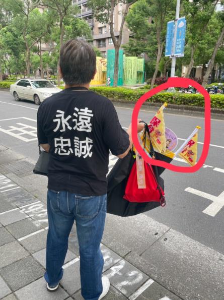 快新聞／被刁難？民眾搭捷運攜挺罷扇子遭保全質疑「有爭議」　北捷回應了