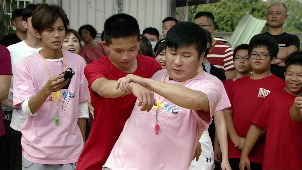 15歲高壯角力隊選手要摔胡瓜活動筋骨!嚇得綜藝天王緊張又慌張