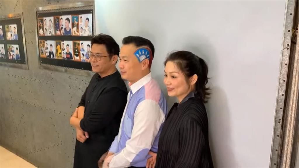 羅智強搞「國旗頭」挺洪秀柱！王定宇霸氣反嗆：頭皮下裝的東西比較重要