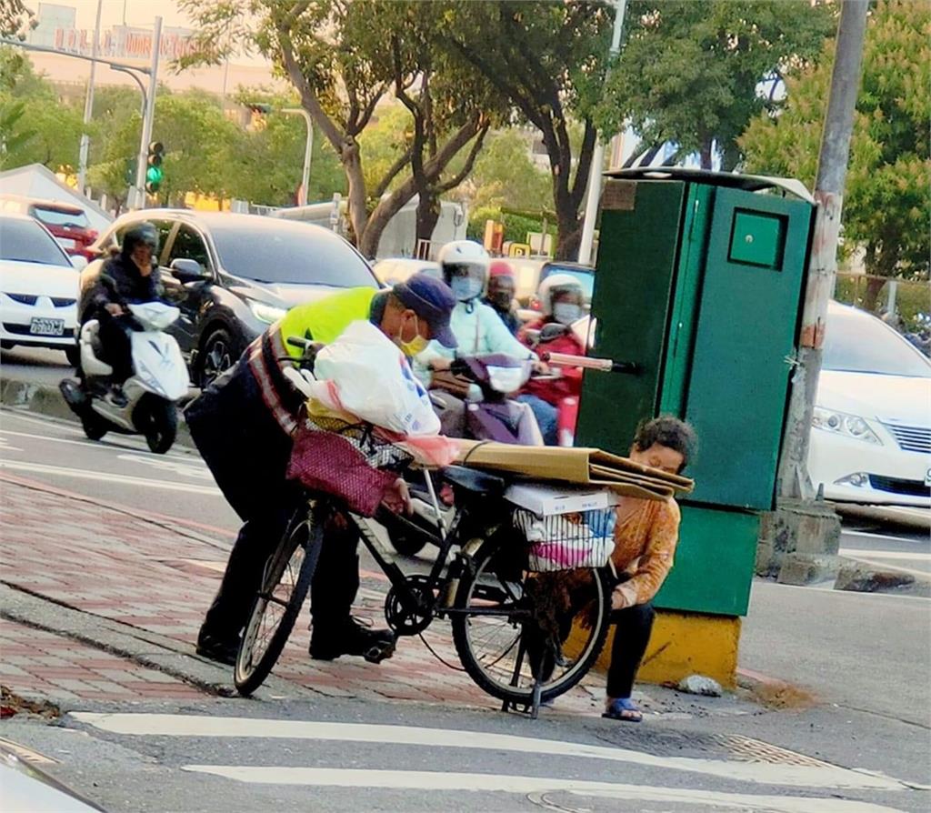 快新聞／資源回收婦「落鍊」…熱心警協助裝回 網讚：愛心無所不在