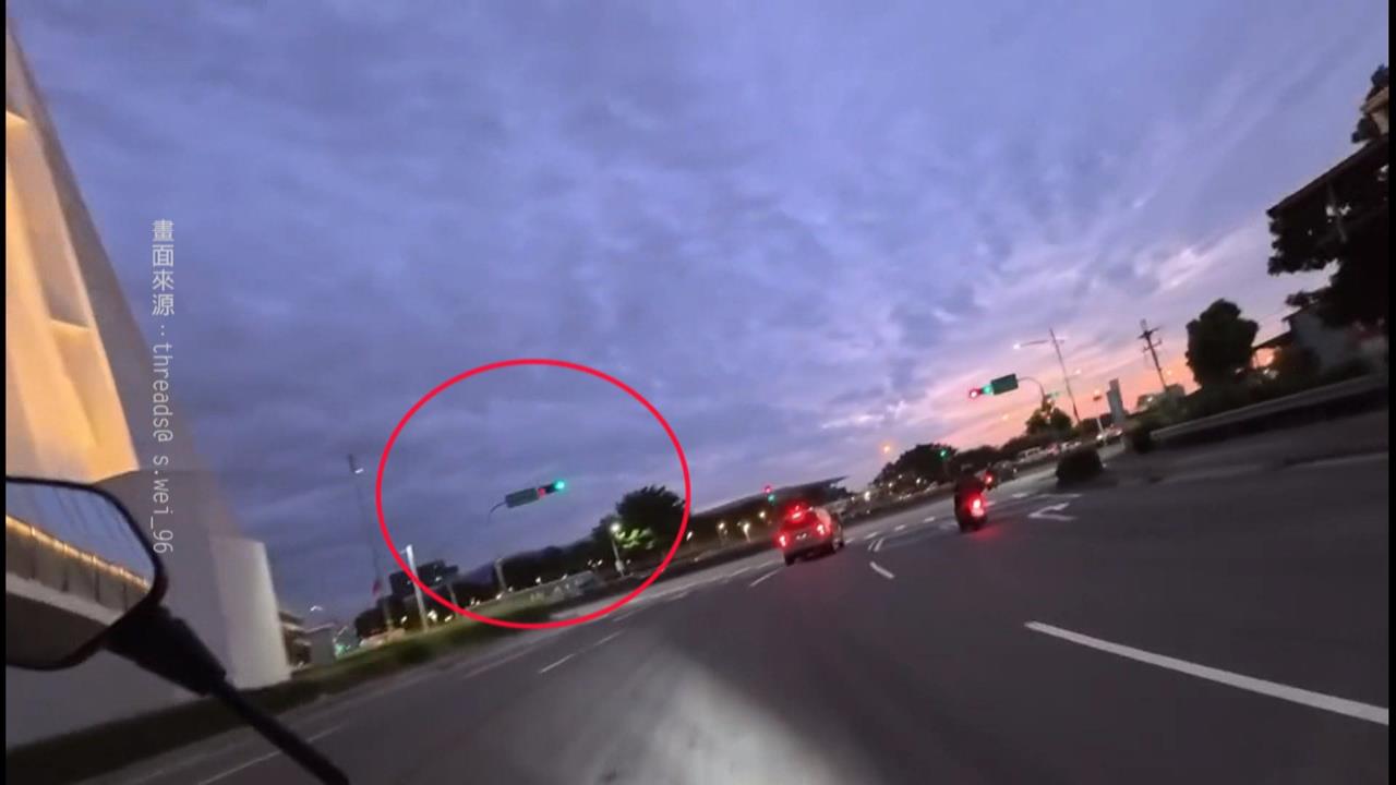 黃燈不見了!? 號誌綠燈秒跳紅燈騎士煞不住嚇壞