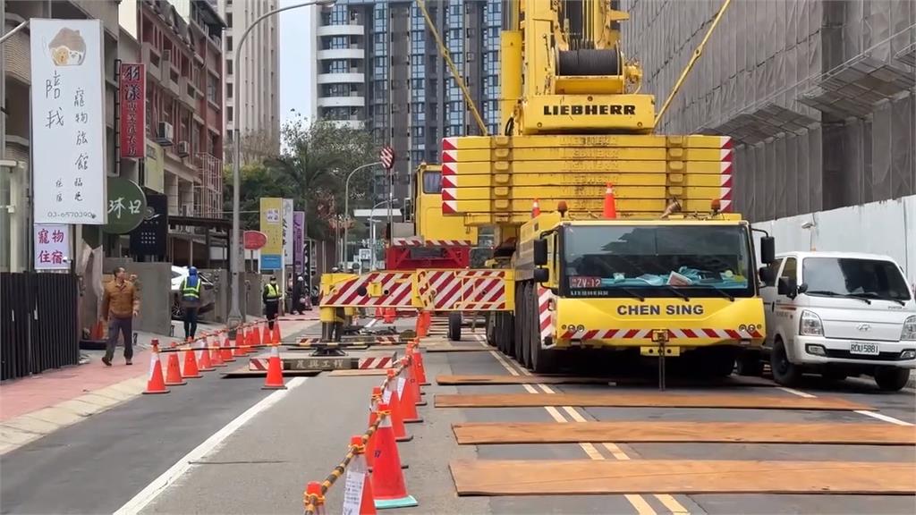 竹北天坑建案復工安裝塔吊　封路約兩週！店家滿滿怨聲