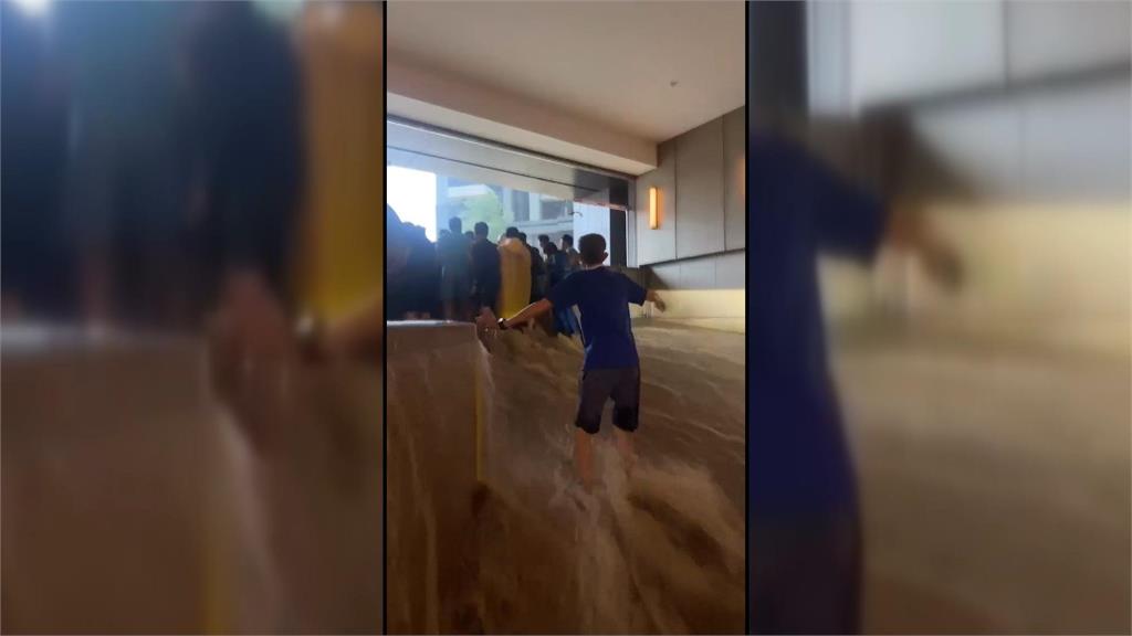肉身擋水？　左營大樓住戶合力推水閘門　化解淹水危機
