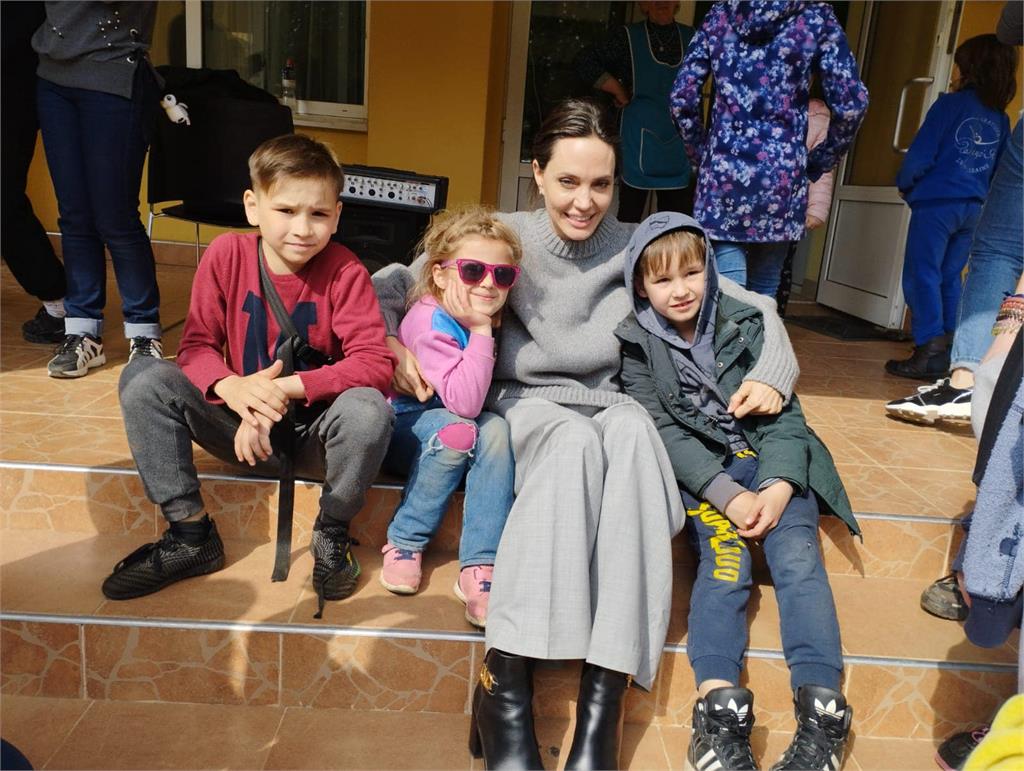 安潔莉娜裘莉突現身烏克蘭！私人行程會晤難民兒童承諾「會再回來」