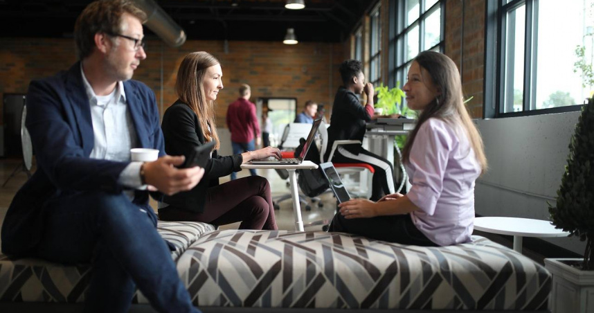 同事雙外遇還躲密室? 她抓包後反被勸「別多管閒事」