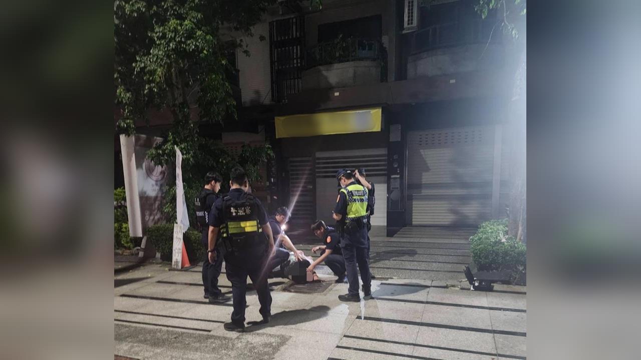 快新聞/高雄毒駕男誤闖輕軌「卡軌」動彈不得 半夜吼叫下跪