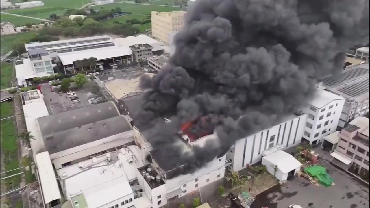 彰化福興鄉紡織廠大火 黑煙竄天 台76線.國道上可見