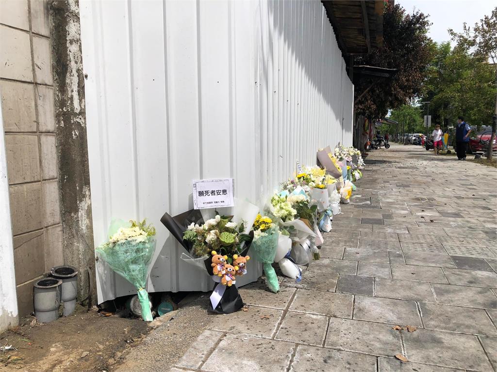 快新聞/新竹大火8死悲劇!民眾現場放花束弔念 消防送玩具車陪伴孩子當天使