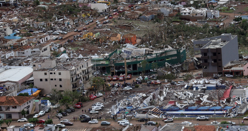 巴西南部遇強烈龍捲風!多棟民房屋頂被掀翻 至少6死、437傷