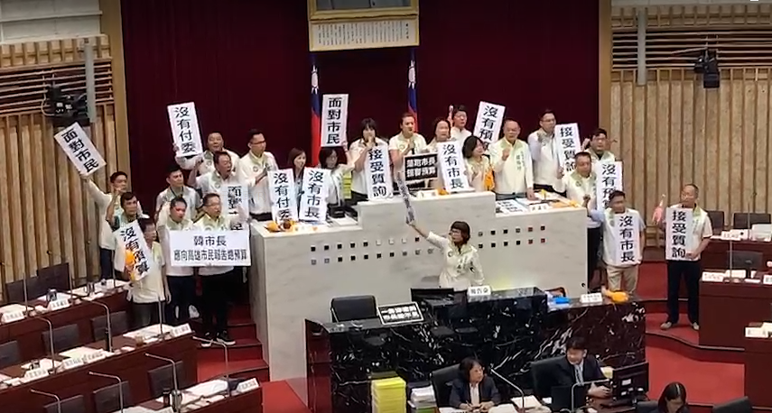 高雄市議會大打出手！ 綠議員持續杯葛議程