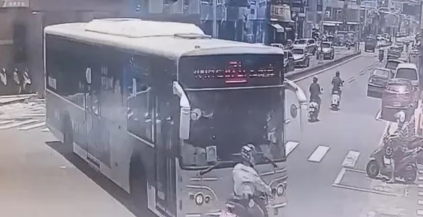 快新聞／高雄岡山驚悚車禍！　22歲男騎士慘遭公車左轉直撞「撞斷右腿」