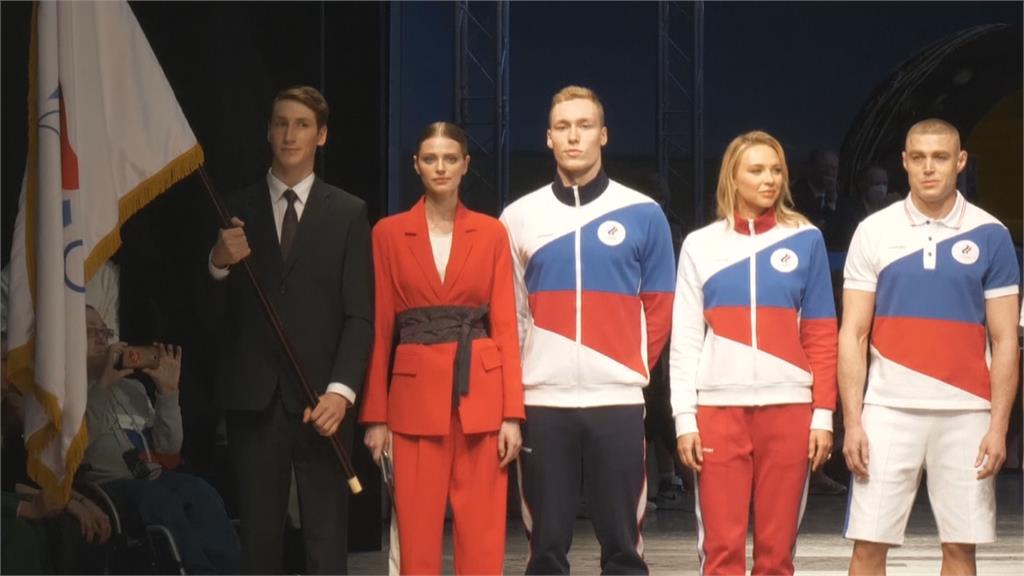 俄羅斯展示東奧隊服 遭禁賽國旗全消失