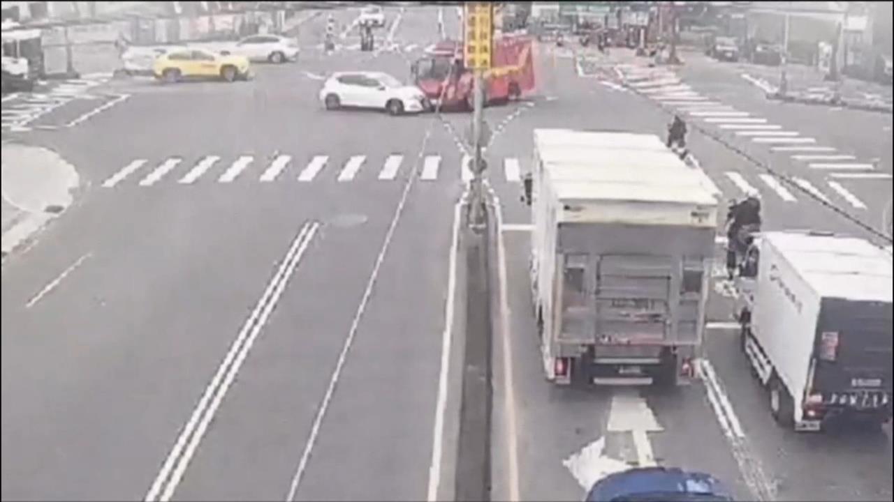桃園蘆竹消防車遭撞「掀肚」躺路中！　２消防員、５民眾受傷送醫
