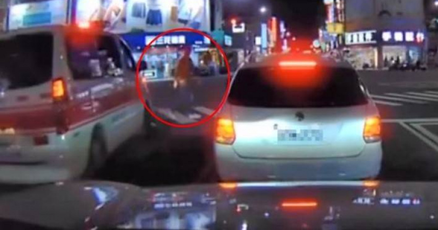 誇張！高雄行人過馬路「擋救護車、比中指」　網怒：真以為是帝王