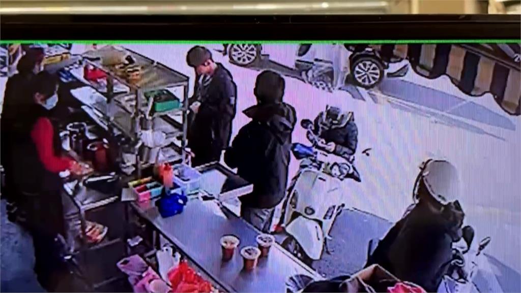 行人地獄！休旅車疑搶快左轉撞上行人　巨大撞擊聲嚇壞民眾
