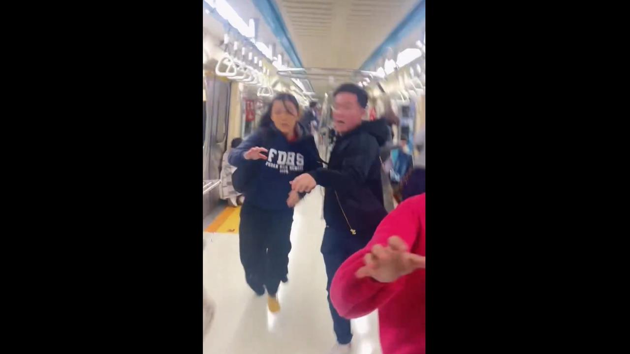 耶誕夜北捷不平靜! 北門站1男拿雨傘敲打車窗、松山站爆鬥毆
