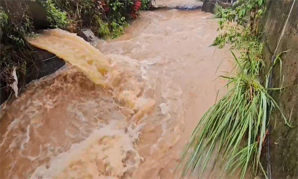 潭美外圍環流影響！　基隆馬路變黃河、水灌社區住宅