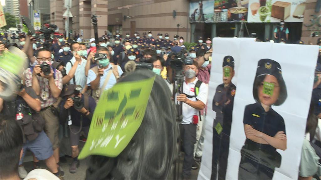 學生赴綠中央黨部丟鞋砸蔡總統頭像　南鐵案再爆衝突