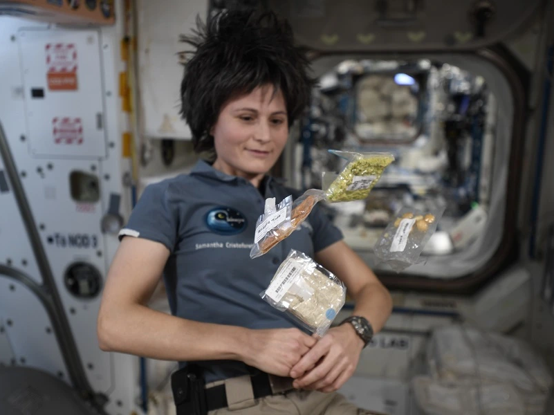 微重力的餐桌挑戰！太空餐如何克服味覺退化、抗輻射並撐過5年保存期？