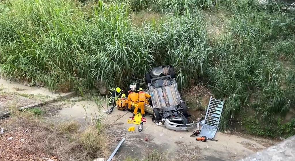 兩車擦撞一車翻覆15米深邊坡　兩傷一命危