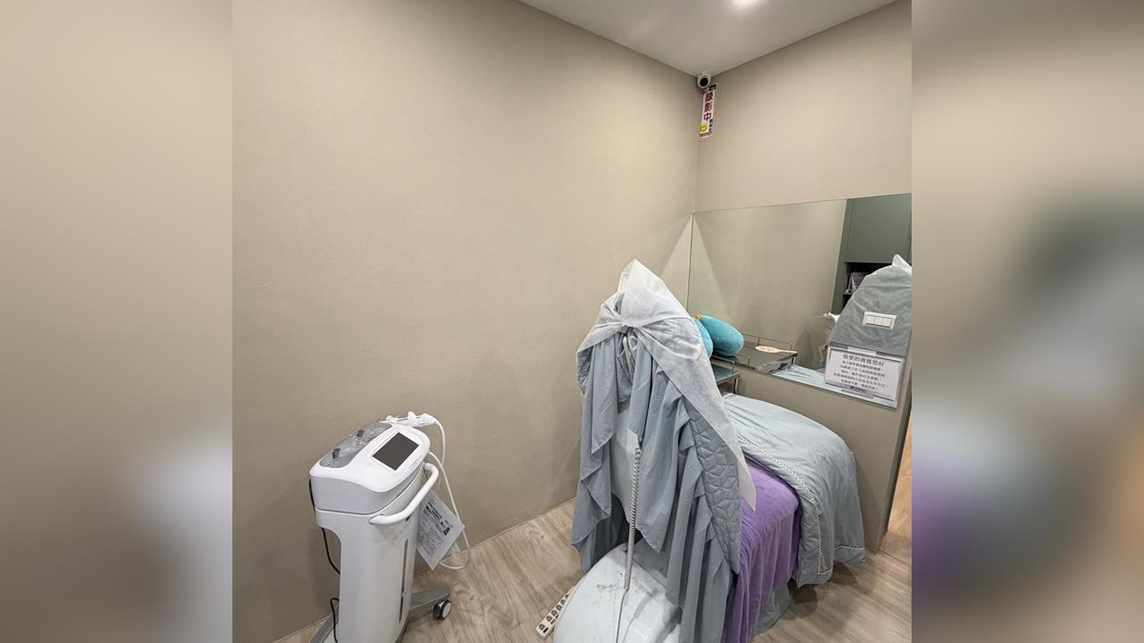 快新聞／愛爾麗涉偷拍！高雄衛生局突襲2分店...急拆監視器、「診療室錄影中」