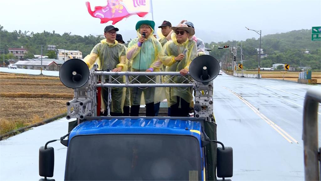 護國大遶境花蓮人列隊歡迎　民眾霸氣丟冰小米酒上戰車
