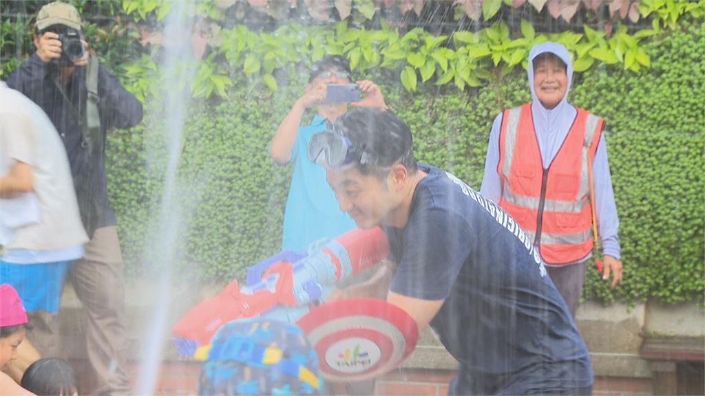 蔣萬安出席親水節活動與民同樂　大雨淹水！議員質疑抽水機「故障」