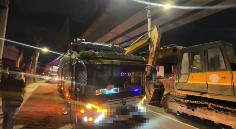 快新聞/高雄遊覽車「車速過快撞涵洞」釀1死 司機遭「過失致死罪」送辦