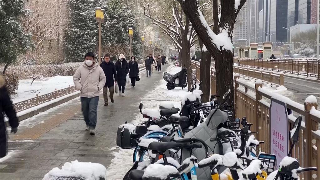 中國北京降下入冬第一場雪　久違大雪！民眾興奮出門賞雪