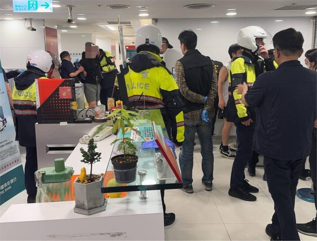 中信銀遭歹徒持槍挾人質搶1000萬現金　警員15分鐘火速逮人畫面曝