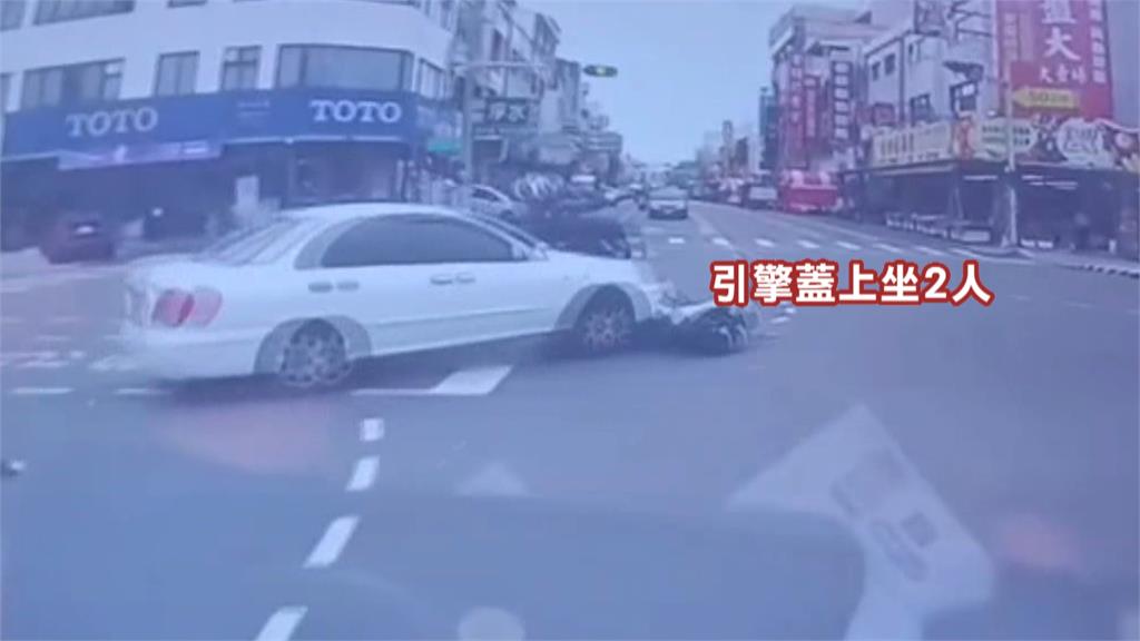 離奇車禍！　汽車撞雙載機車　騎士、乘客彈飛坐上引擎蓋