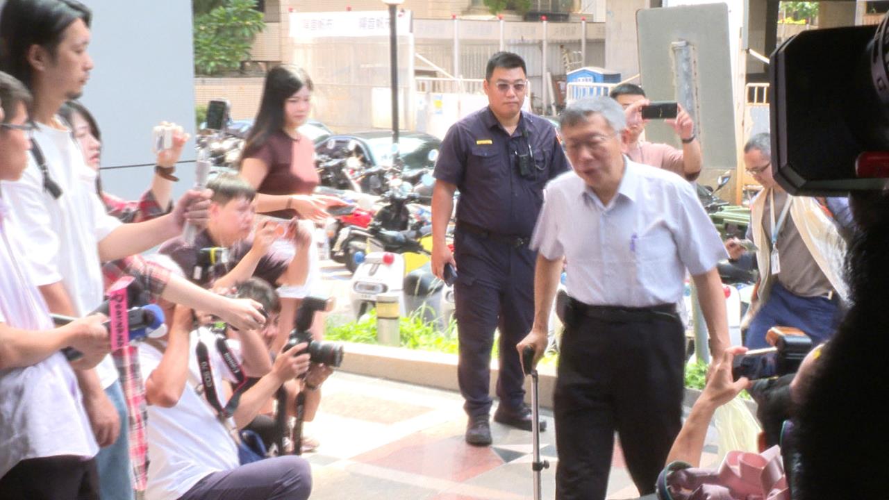 電子腳環害受傷？柯文哲腳環換手環　今杵拐杖一跛一跛現身派出所