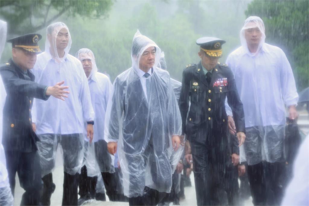 賴清德暴雨中追思823提醒國人「天下雖平、忘戰必危」　和平協議換來屈辱