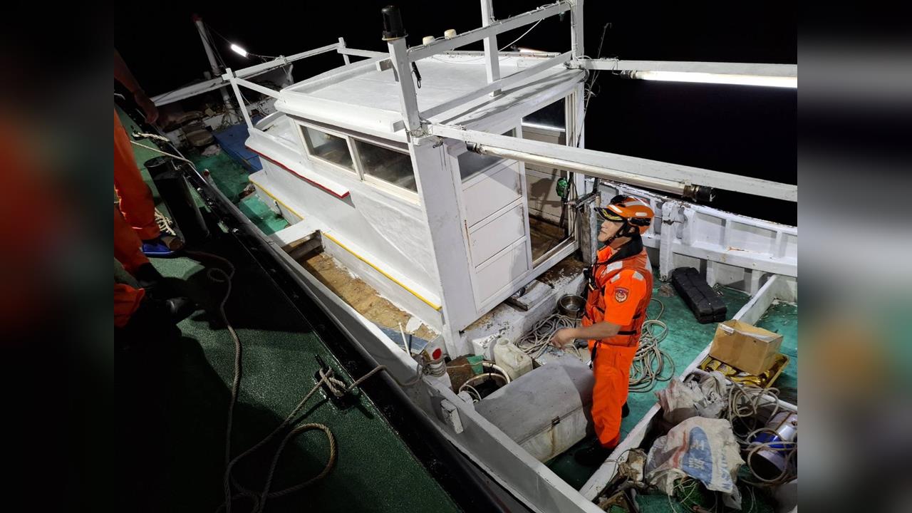 快新聞／凌晨海上驚魂！漁船突失動力「冒煙求救」　海巡急救援